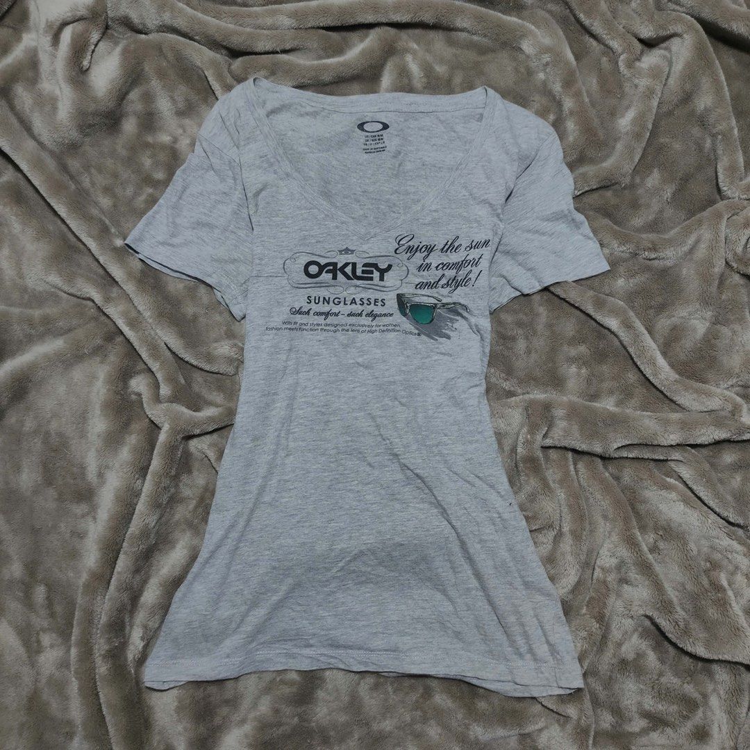 Oakley Vneck Top (Category: Blouses) located in Manila. Submitted by theactualized (Listing ID 1463364427, Image 1). Description: .