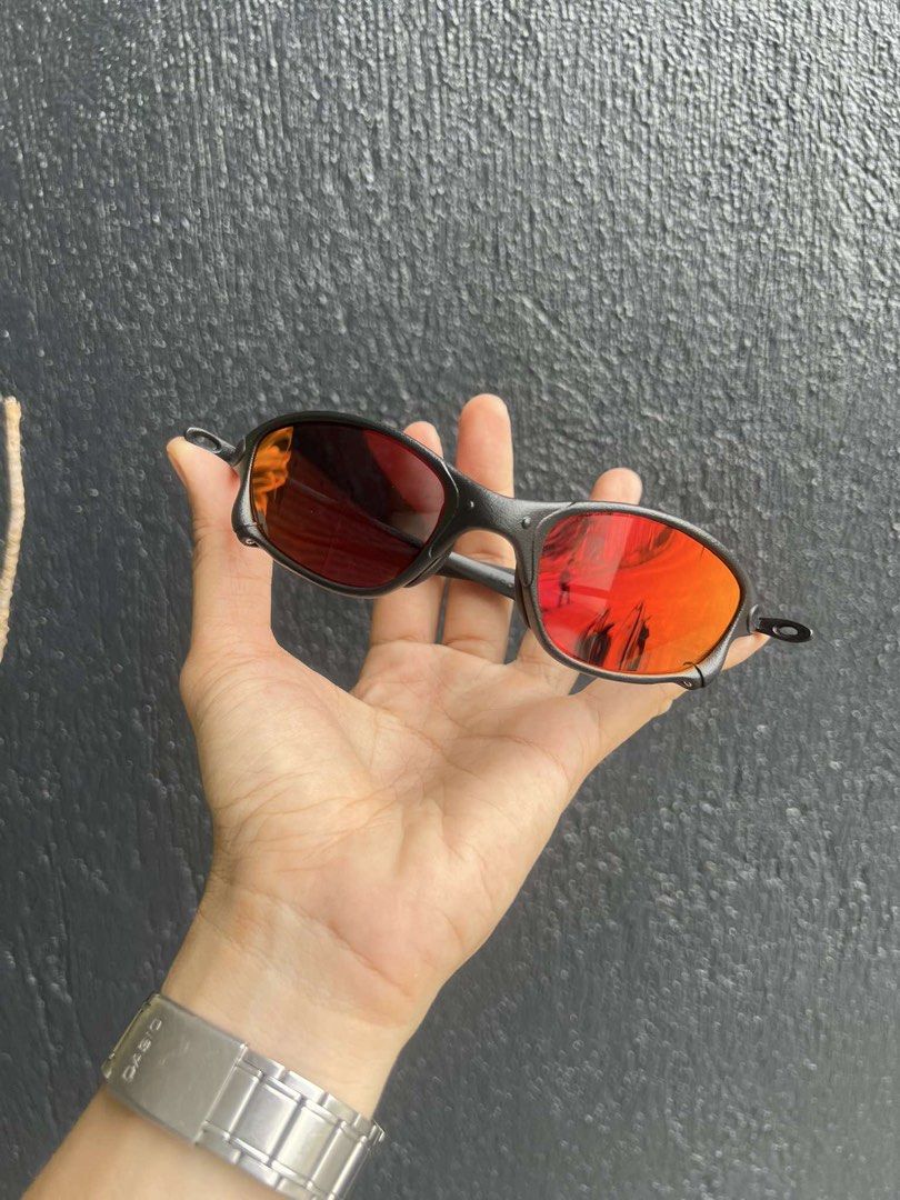 Oakley XX "T-Wire" Polarized Sunglasses (Category: Sunglasses & Eyewear) located in Bacolod City. Submitted by novymaesel14868 (Listing ID 1463386936, Image 3). Description: - Oakley XX T-Wire Sunglasses - Polarized lenses with a red/orange tint - Matte black frame - Classic and iconic Oakley model - Suitable for everyday wear and sports activities.