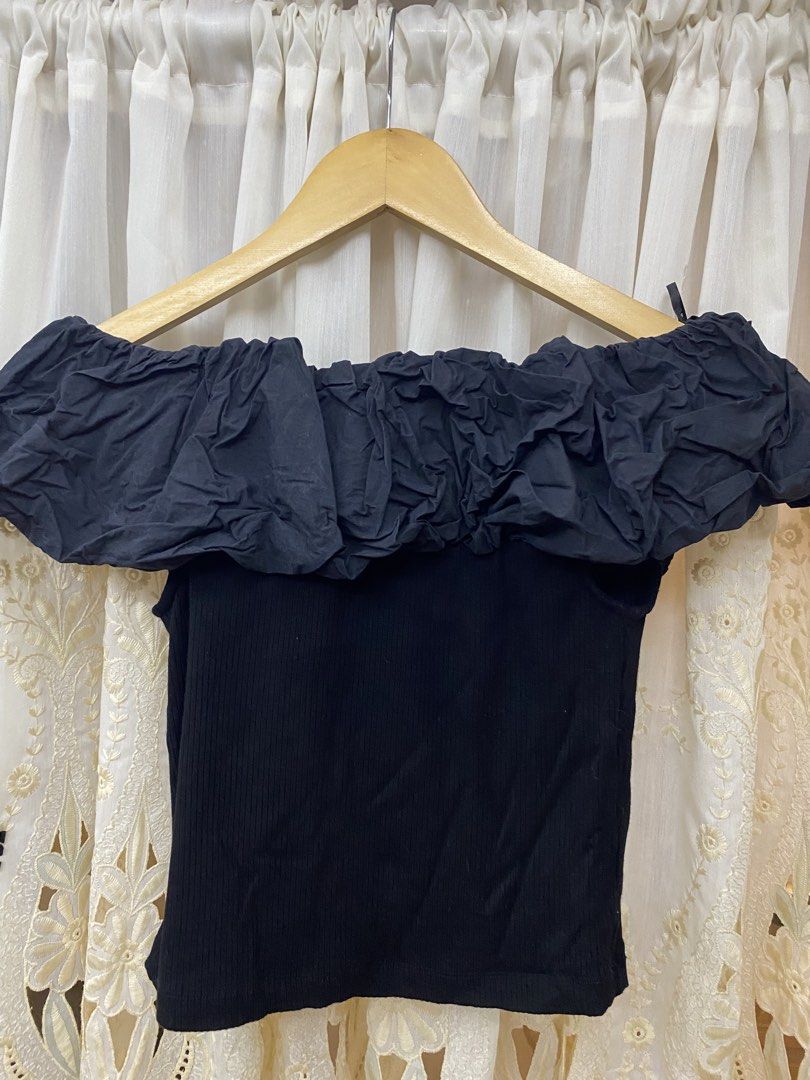 Off shoulder blouse (Category: Blouses) located in Trece Martires City. Submitted by reloveandrestyle (Listing ID 1463446559, Image 1). Description: XS-SM Vero Moda.
