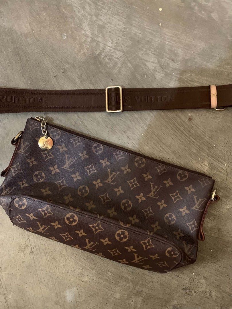 Off/legit LV Louise Vuitton Monogram Brown (Category: Shoulder Bags) located in Cavite. Submitted by aronthrift_ (Listing ID 1463498662, Image 3). Description: Off/legit LV Louise Vuitton Monogram Brown LENGTH: 8 INCH WIDTH: 14.5 INCH GOOD CONDITION COLOR RATE: 9/10 ISSUE: SLIGHTLY FADE YONG MGA GOLD DETAILS❗️ TAWAD KA LANG BAKA MAGSUNDO🫶🏻 LOCATION: IMUS CAVITE PM FOR MORE INFO📩.