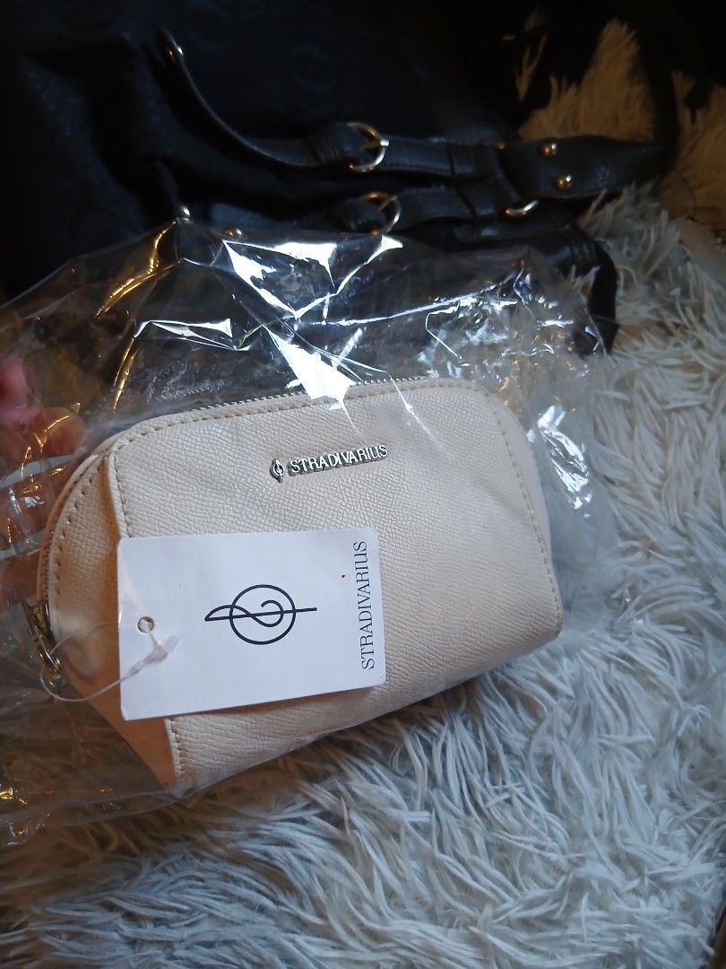 OG stradivarius pouch dirty white (Category: Purses & Pouches) located in Calumpit. Submitted by collectionspurses (Listing ID 1463351507, Image 2). Description: Old stock but brand new, dirty white, Thick quality ! :) O.G Branded..