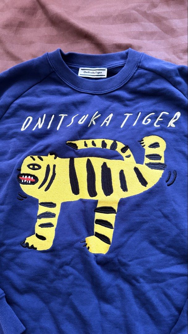 ONITSUKA TIGER — TIGER GRAPHIC SWEATSHIRT (Category: Longsleeves) located in Makati City. Submitted by luxhunter2023 (Listing ID 1463422541, Image 3). Description: Onitsuka Tiger Tiger Graphic Sweatshirt | Blue | Size S 💙 Statement Onitsuka Tiger sweatshirt featuring the signature embroidered tiger graphic. ✨ Details: • Authentic Onitsuka Tiger • Style: 2183B622 • Blue • Size S • Relaxed / boxy fit • Heavyweight French terry • Large embroidered 
