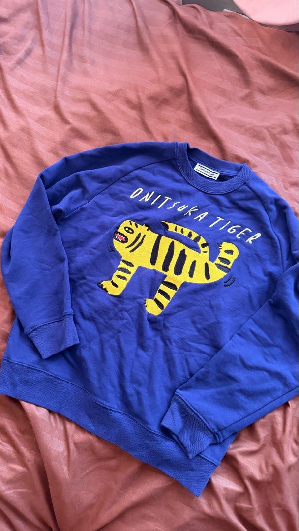 ONITSUKA TIGER — TIGER GRAPHIC SWEATSHIRT (Category: Longsleeves) located in Makati City. Submitted by luxhunter2023 (Listing ID 1463422541, Image 2). Description: Onitsuka Tiger Tiger Graphic Sweatshirt | Blue | Size S 💙 Statement Onitsuka Tiger sweatshirt featuring the signature embroidered tiger graphic. ✨ Details: • Authentic Onitsuka Tiger • Style: 2183B622 • Blue • Size S • Relaxed / boxy fit • Heavyweight French terry • Large embroidered 