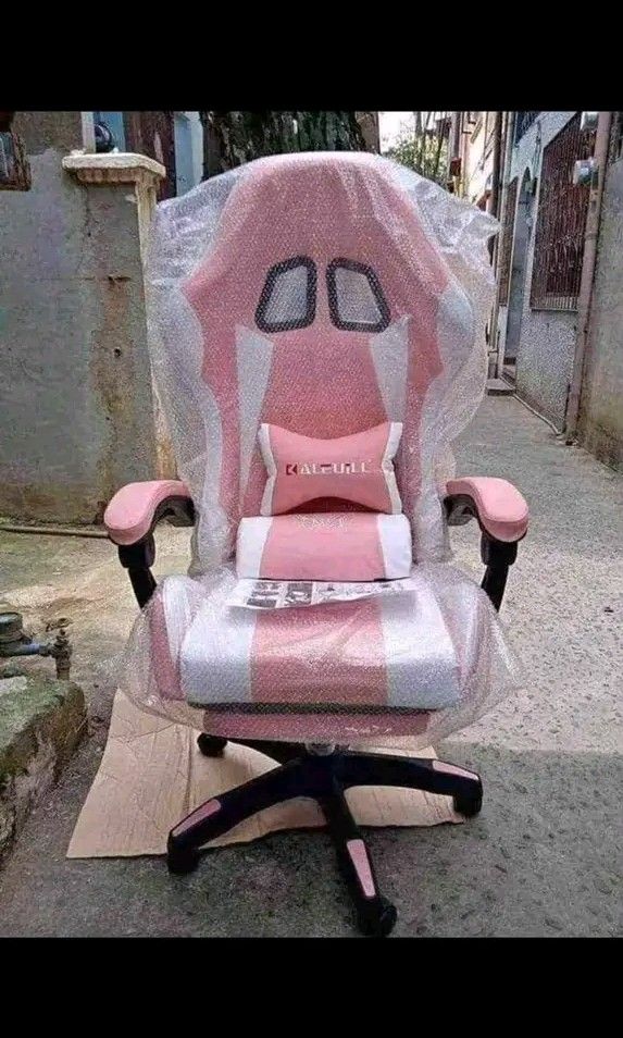 OFFICE AND GAMING CHAIR (Category: Everything Else Others) located in Manila. Submitted by vannie30 (Listing ID 1463554559, Image 1). Description: ONHAND!!! OFFICE and GAMING CHAIR PM ME🥰 COD TRU LALAMOVE.