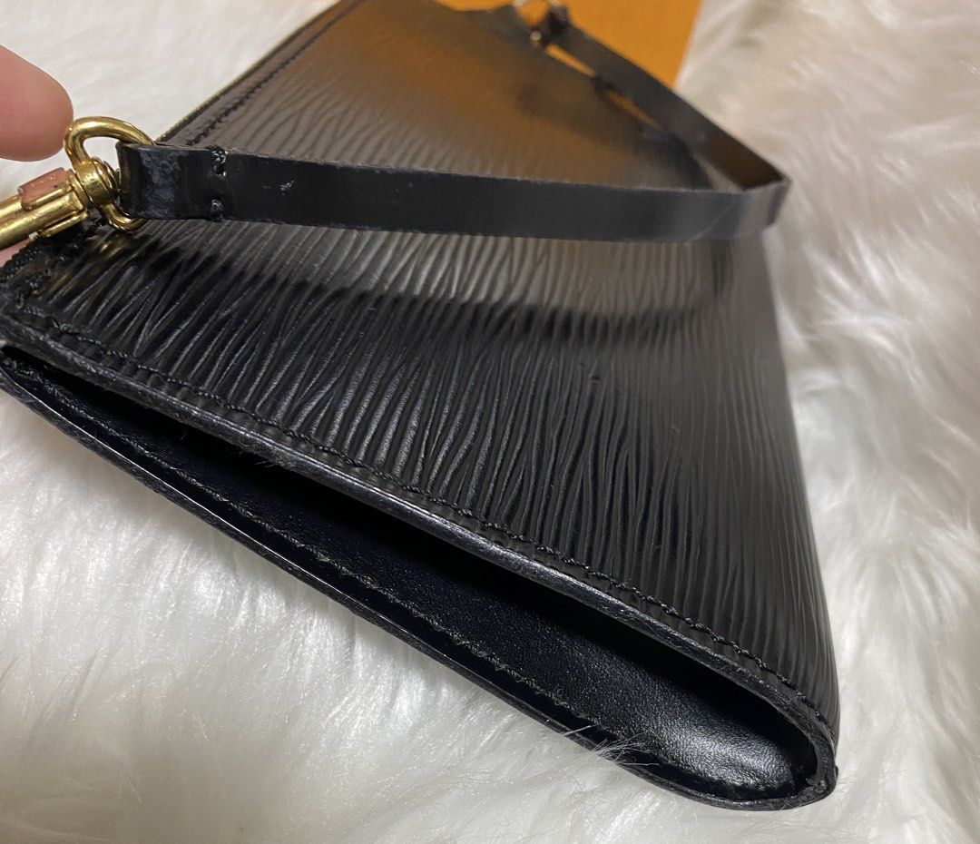 💯Orig LV Epi Pochette COMPLETE INCLUSION❗️🎁 (Category: Luxury Bags & Wallets) located in Manila. Submitted by calmforest-007b69 (Listing ID 1463433779, Image 3). Description: 🇯🇵Please see the photos Signs of usage no major damage .