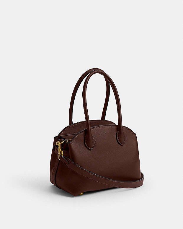 💯ORIGINAL COACH SOFT EMPIRE CARRYALL 21 MAPLE (Category: Cross-body Bags) located in Quezon City. Submitted by ashongsstore (Listing ID 1463342622, Image 3). Description: ✨ C0ACH COLLECTION ✨ 🇵🇭AVAILABLE🇵🇭 Soft Empire Carryall Bag 21 A vintage-inspired silhouette, our Empire Carryall is designed with a New York state of mind—and attitude. Crafted of natural grain leather with a beautiful texture and soft feel, the compact 21 features a multi