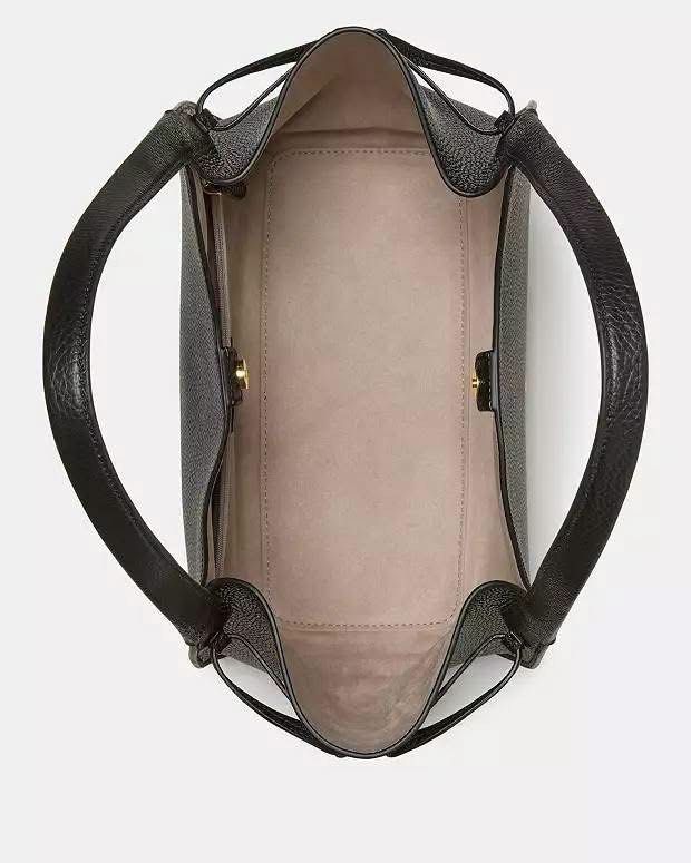 💯ORIGINAL KATE SPADE STASH CARRYALL MEDIUM TOTE (Category: Shoulder Bags) located in Quezon City. Submitted by ashongsstore (Listing ID 1463464839, Image 2). Description: ✨K♠️TE SP♠️DE COLLECTION✨ 🇵🇭AVAILABLE🇵🇭 STASH Collection The bag that fits the whole day and doesn’t complain about it. Our Stash carryall is crafted in pebbled leather with a magnetic snap closure and interior zip pocket—everything accounted for and nothing rattling around