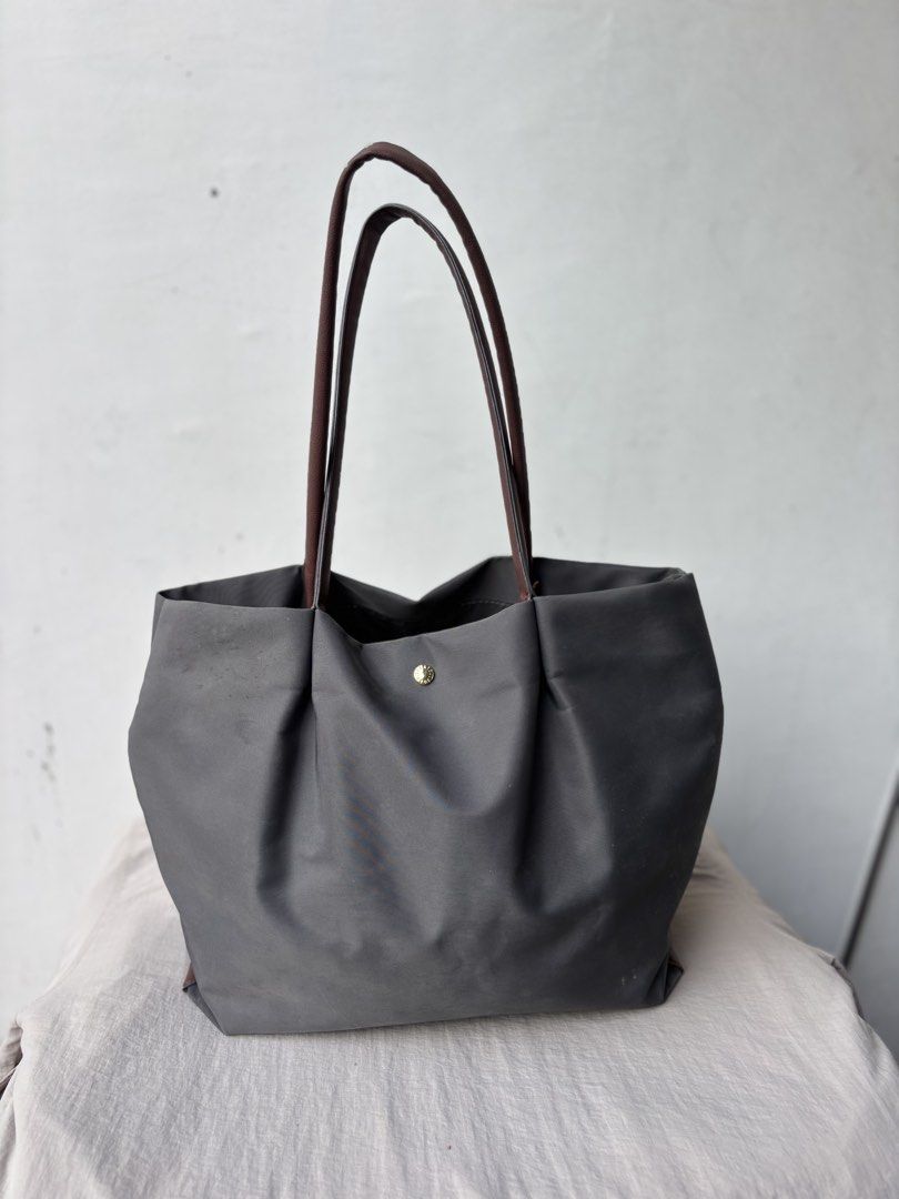 Original Legato Largo Grey Tote Bag (Category: Tote Bags) located in Manila. Submitted by dgzmnmariaeunice (Listing ID 1463437149, Image 2). Description: - Original Legato Largo tote bag - Color: Grey - Condition: Good overall, but has some stains and requires washing - Features: Plenty of interior space - Ideal for: Everyday use.