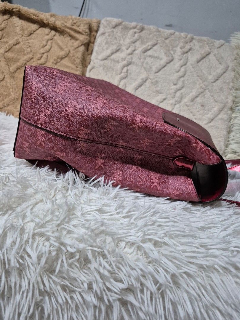 Original Michael Kors Maya Signature Backpack (Category: Backpacks) located in Cavite. Submitted by chaellebrandsluxe (Listing ID 1463345644, Image 3). Description: Medium No inclusion,selling low.