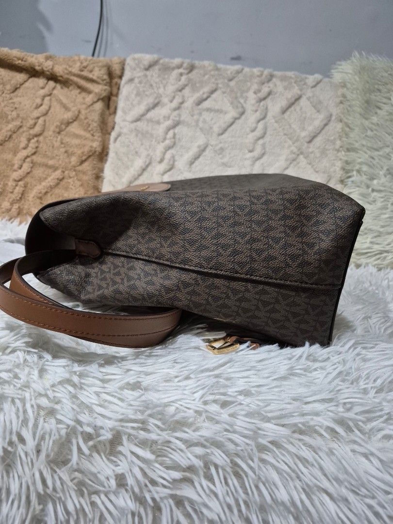 Original Micharl Kors Backpack (Category: Backpacks) located in Cavite. Submitted by chaellebrandsluxe (Listing ID 1463344519, Image 3). Description: No inclusion,selling low what you see is what you get.