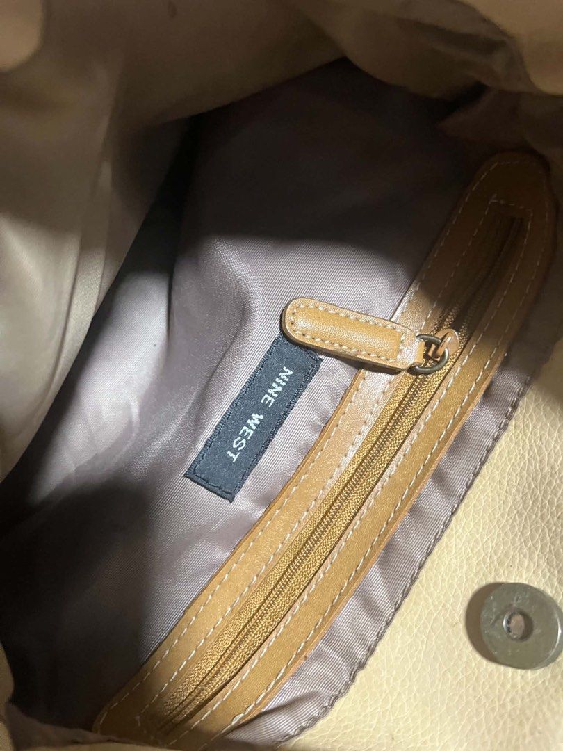 Original nine west bag (Category: Shoulder Bags) located in Caloocan City. Submitted by trebdy01 (Listing ID 1463458513, Image 3). Description: May mga ink lng ng ballpen .