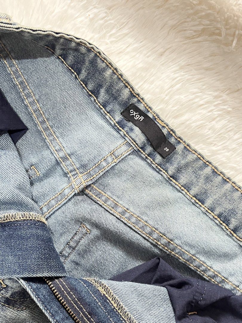 Oxgn Denim Cargo Jeans Size 28 (Category: Jeans) located in Valenzuela. Submitted by lovepatt (Listing ID 1463419751, Image 2). Description: - Brand: Oxgn - Type: Light wash denim cargo pants - Size: 28 - Fit: Straight leg - Features: Multiple pockets - Condition: Good, no major flaws - Style: Versatile, great for casual wear, can be dressed up or down.