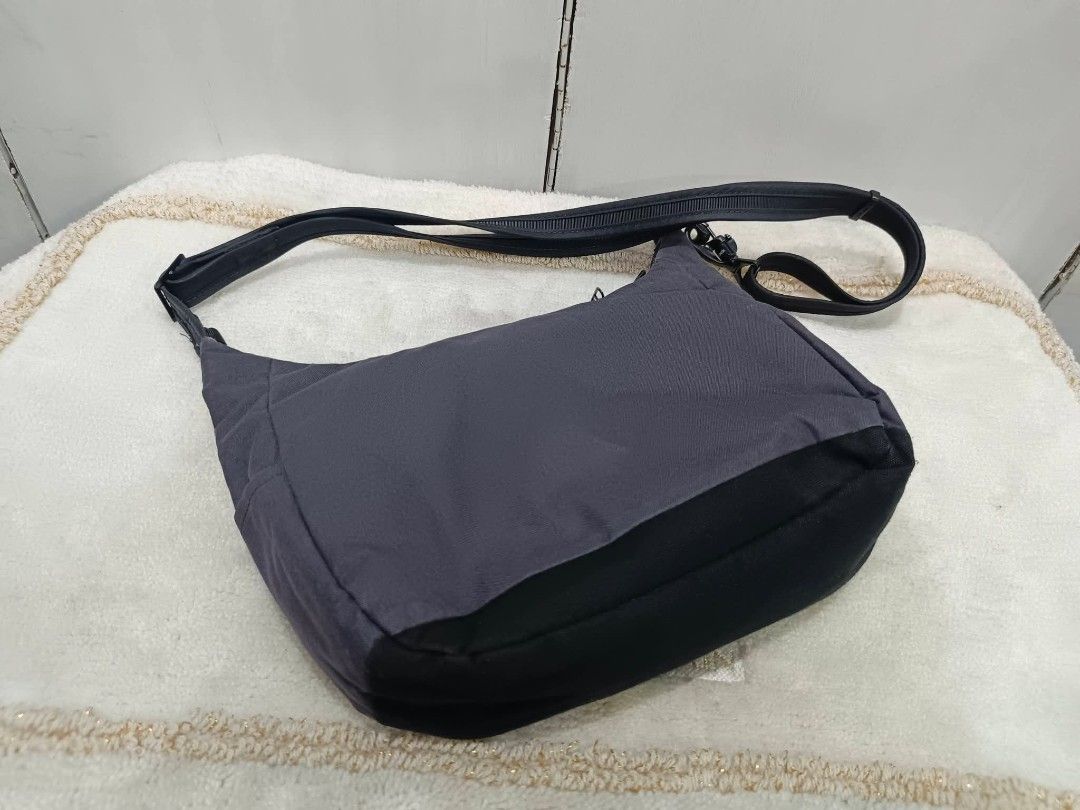 Pacsafe citysafe™ LS 100 (Category: Cross-body Bags) located in Baguio. Submitted by activeloots (Listing ID 1463514310, Image 2). Description: Pacsafe citysafe™ LS 100 Anti-theft Crossbody Bag Authentic💯 Very good to excellent condition Normal Sign of usage 2500 + sf BAGUIO CITY.