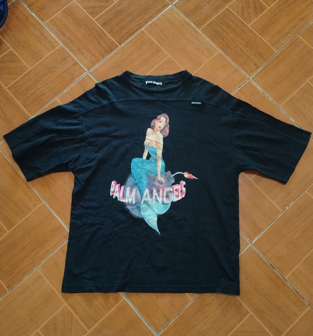 PALM ANGELS MERMAID 💣 (Category: Tshirts & Polo Shirts ) located in Angeles City. Submitted by kalben10 (Listing ID 1463330718, Image 1). Description: PALM ANGELS MERMAID 💣 Condition: Good Dimes: 22.5x29 Issue: minimal pilling Dm for more details 📩.