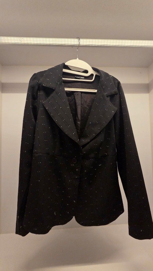 Paper Doll Black Speckled Blazer (Category: Coats, Jackets and Outerwear) located in Mandaluyong City. Submitted by loijiminigo (Listing ID 1463454523, Image 1). Description: - Classic black blazer from Paper Doll - Features a unique speckled pattern throughout - Single button closure for a clean look - Designed for a classic fit - Perfect for both casual and formal styling.