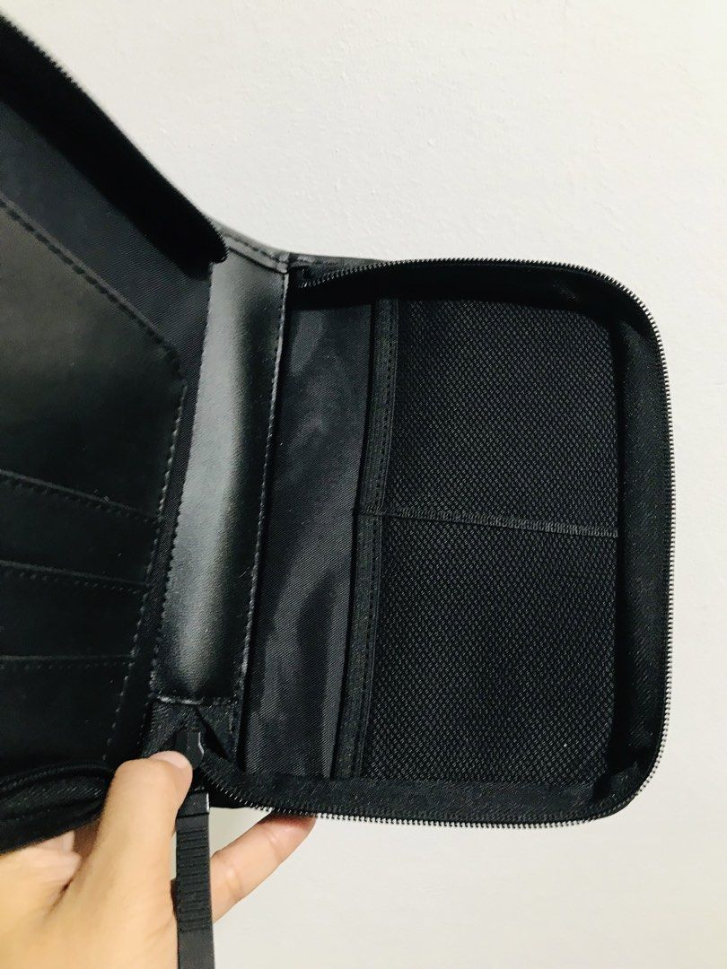 PASSPORT HOLDER POUCH ORGANIZER (Category: Purses & Pouches) located in Gamu. Submitted by 2022bagsbunny (Listing ID 1463393235, Image 3). Description: .