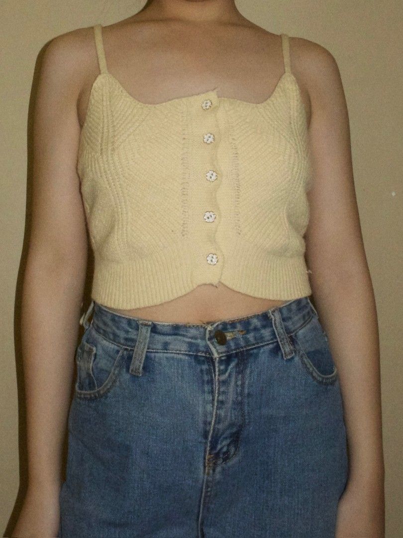 Pastel Yellow Knitted Top (Category: Sleeveless) located in Aroroy. Submitted by keenbear_5ee139 (Listing ID 1463373944, Image 1). Description: FITS XS-S Actual Picture Posted.