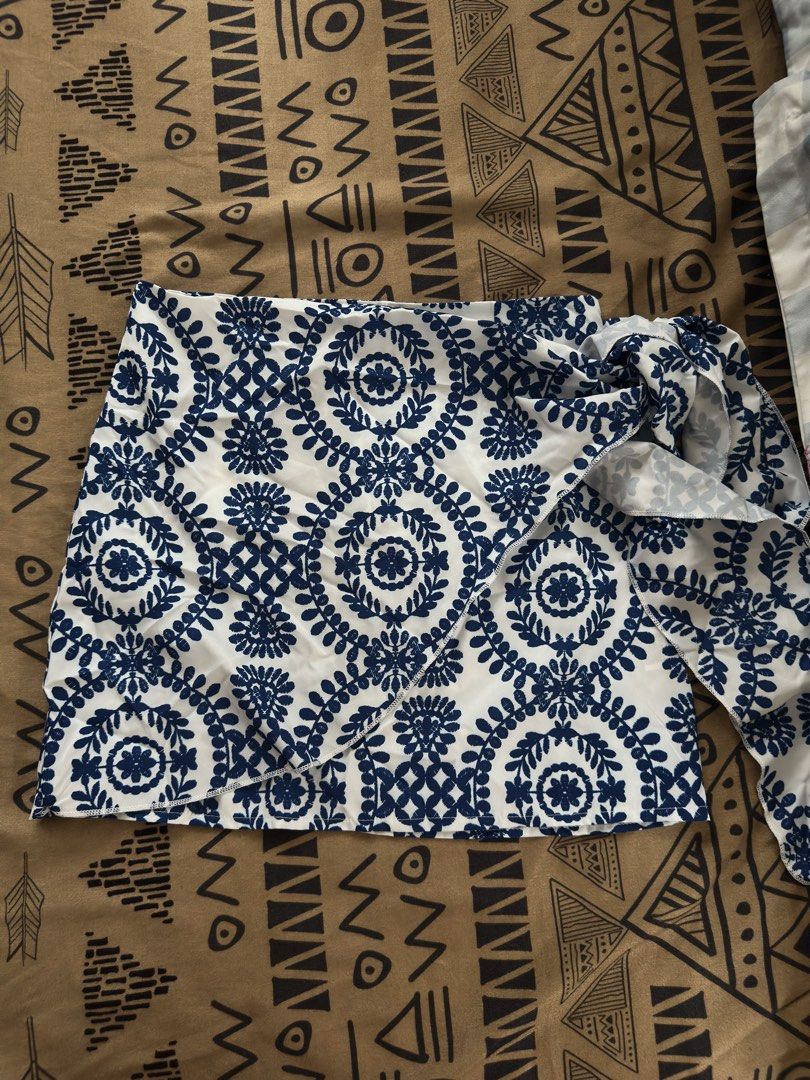 Patterned Skirt (Category: Skirts) located in Paranaque City. Submitted by ynaah_ (Listing ID 1463467022, Image 1). Description: - Fits small (24-26 waistline) - Height reference: 5'4 - Used once only - No barat offers please :) .