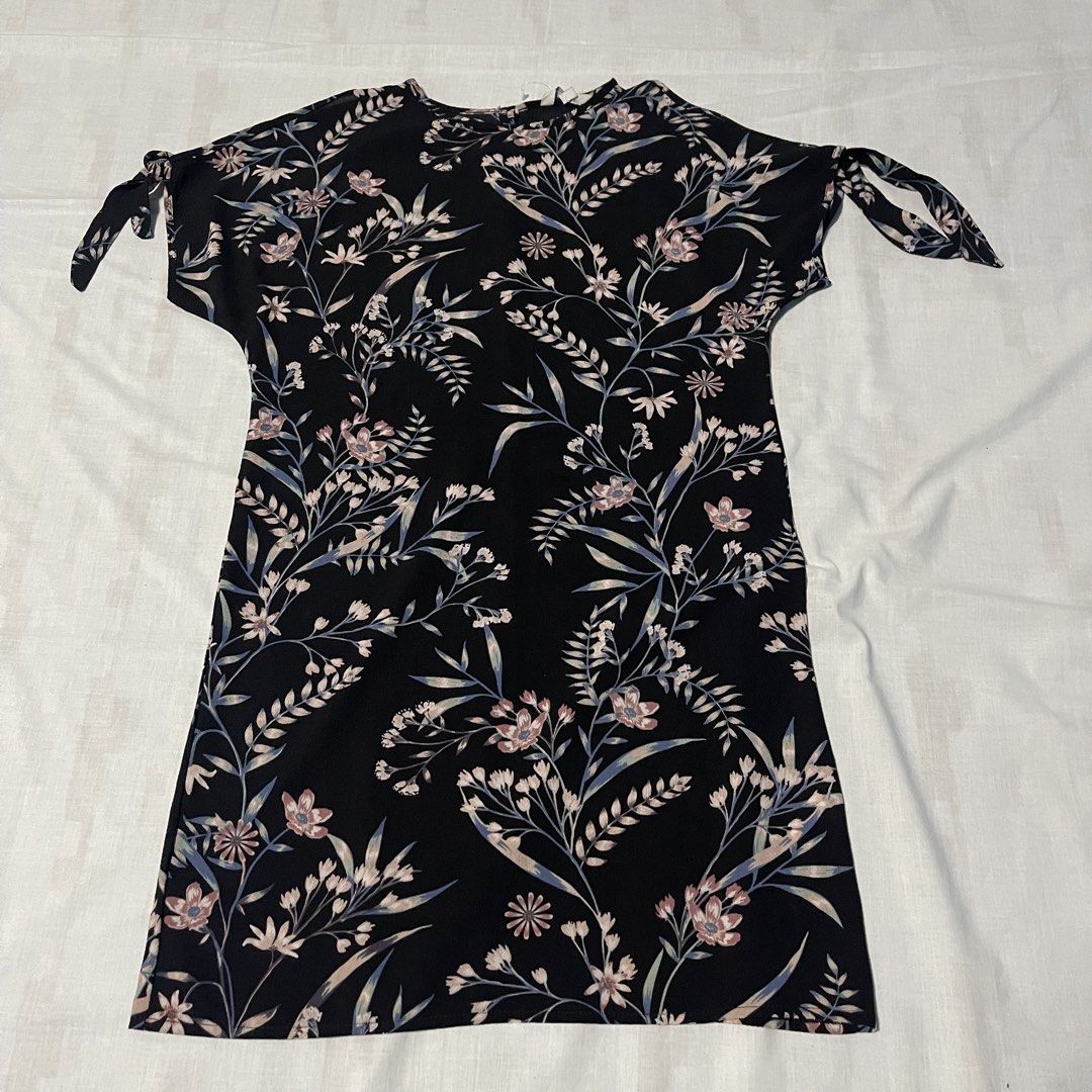 Peacocks Black Floral Tie Sleeve Mini Dress Size 8 (Category: Dresses) located in San Ildefonso. Submitted by rgdeclutters (Listing ID 1463473197, Image 3). Description: L 32" W 16" Brandnew without tag.