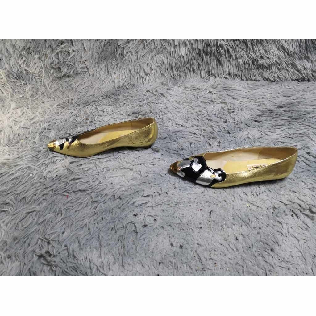 Penguin Metallic Gold Flats (Category: Flats & Sandals) located in Santa Cruz. Submitted by jmy_surplus.2 (Listing ID 1463470021, Image 3). Description: Size ; 37 23cm Color ; Gold Type ; Flats Brand ; No brand Material ; Synthetic Style ; Metallic Gold Flats MY - 14 JMY 4.