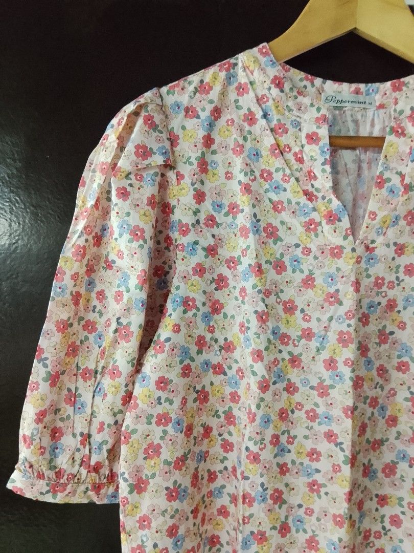 Peppermint Floral Print V-Neck Top Size M (Category: Blouses) located in Manila. Submitted by valtabaranza22 (Listing ID 1463344505, Image 3). Description: Cute floral print top from Peppermint. Short sleeves with elastic cuffs. V-neckline with a small button detail. Light and airy fabric. Great for casual wear or dressing up. Size M. Check photos for details..