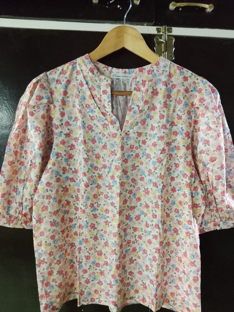 Peppermint Floral Print V-Neck Top Size M (Category: Blouses) located in Manila. Submitted by valtabaranza22 (Listing ID 1463344505, Image 1). Description: Cute floral print top from Peppermint. Short sleeves with elastic cuffs. V-neckline with a small button detail. Light and airy fabric. Great for casual wear or dressing up. Size M. Check photos for details..