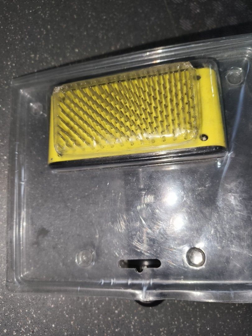 Pet grooming slicker brush (Category: Homes & Other Pet Accessories) located in Manila. Submitted by reascheyss51406 (Listing ID 1463396014, Image 3). Description: .