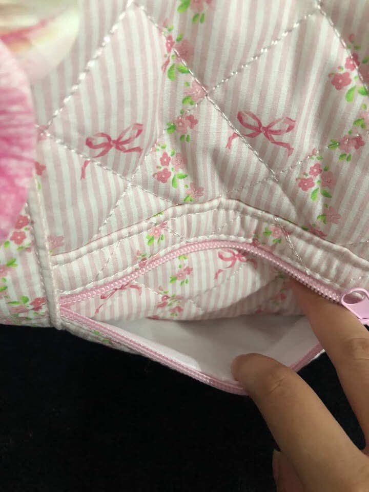 PINK COQUETTE QUILTED BAG (Category: Shoulder Bags) located in Arayat. Submitted by impulxy_ve (Listing ID 1463552047, Image 2). Description: KASYA PO IPAD (PERFECT FOR COLLEGE STUDENTS) (NOTE: FLOWER NOT INCLUDED).