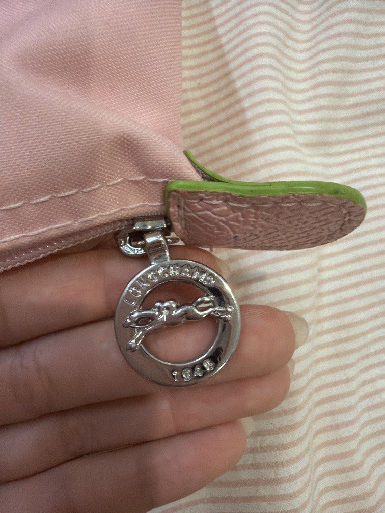 Pink Longchamp bag (Category: Luxury Bags & Wallets) located in Manila. Submitted by genyfurrose (Listing ID 1463442860, Image 3). Description: .