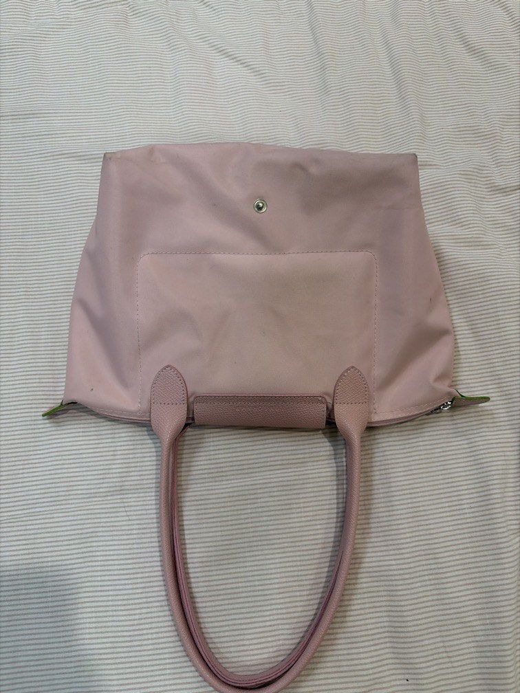 Pink Longchamp bag (Category: Luxury Bags & Wallets) located in Manila. Submitted by genyfurrose (Listing ID 1463442860, Image 2). Description: .