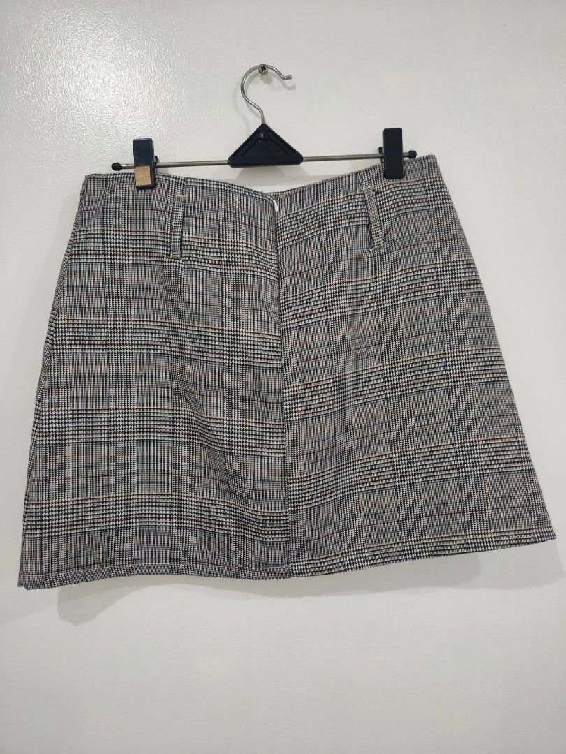 Plaid Button-Front Mini Skirt with Pockets (Category: Skirts) located in Quezon City. Submitted by maxsab (Listing ID 1463549444, Image 2). Description: - Cute plaid mini skirt - Grey, white, and red color palette - Button-front closure - Two front flap pockets - Pairs well with tops or sweaters - Suitable for casual or dressed-up looks.