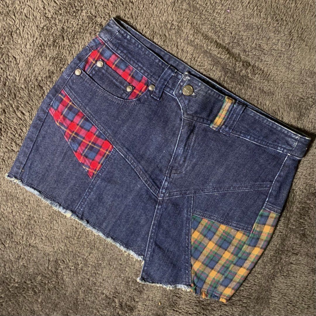 plaid patchwork asymmetrical micro mini skirt y2k denim skirt 2000s (Category: Skirts) located in Arayat. Submitted by capymelon (Listing ID 1463353171, Image 2). Description: ykk zip, high quality waist : 29” length : 12” rise : mid (minimal discrepancies in measurements may occur) issue : none color may vary due to lighting items are negotiable but no lowballing send me a message if interested! 📥 📍pampanga j&t courier sf is ₱54-₱84 .