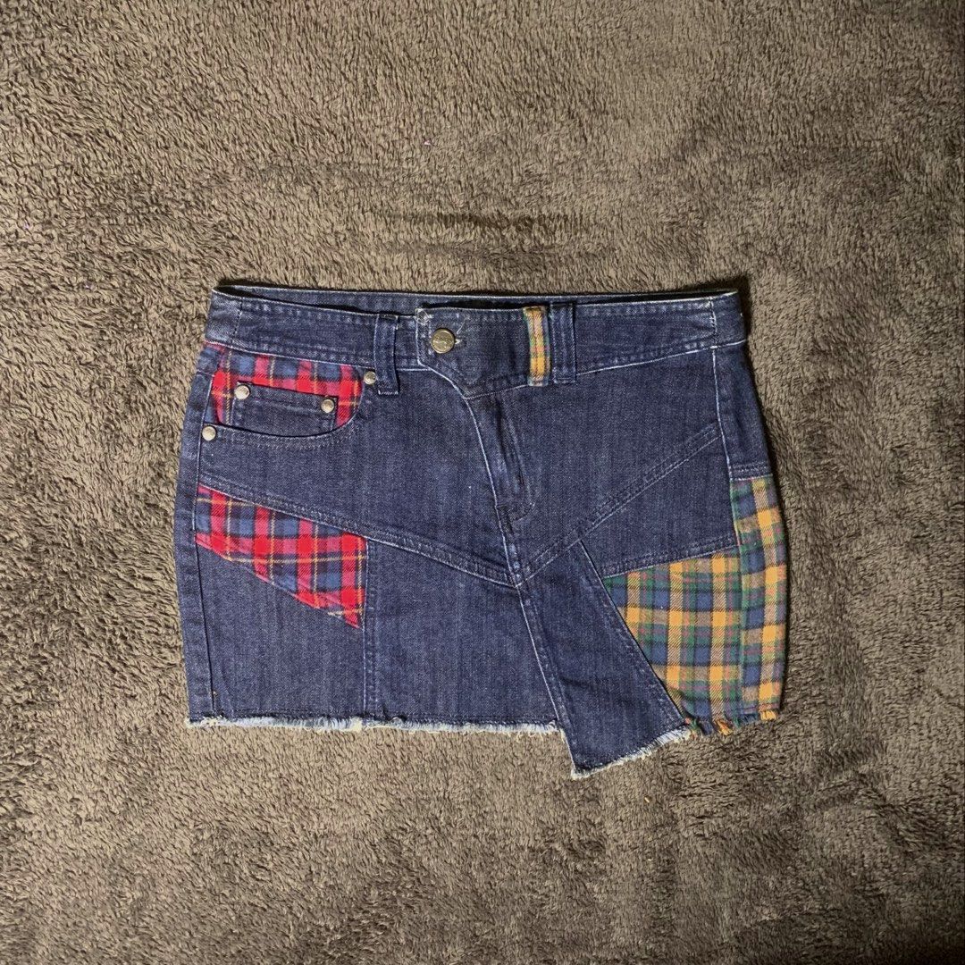 plaid patchwork asymmetrical micro mini skirt y2k denim skirt 2000s (Category: Skirts) located in Arayat. Submitted by capymelon (Listing ID 1463353171, Image 1). Description: ykk zip, high quality waist : 29” length : 12” rise : mid (minimal discrepancies in measurements may occur) issue : none color may vary due to lighting items are negotiable but no lowballing send me a message if interested! 📥 📍pampanga j&t courier sf is ₱54-₱84 .