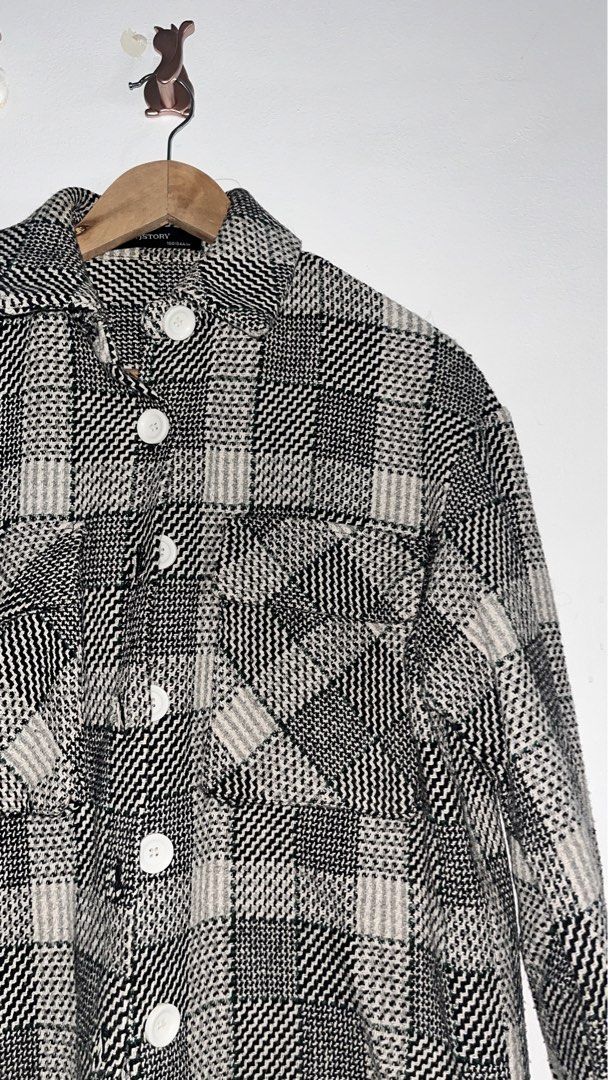 Plaid Tweed Long sleeve Unisex (Category: Coats, Jackets and Outerwear) located in Manila. Submitted by damit.ch (Listing ID 1463475291, Image 2). Description: Width: 42 inches Length: 28 inches - Oversized plaid shacket - Button-up front - Two chest pockets - Cozy and warm feel - Ideal for layering - Versatile: wear open or closed.