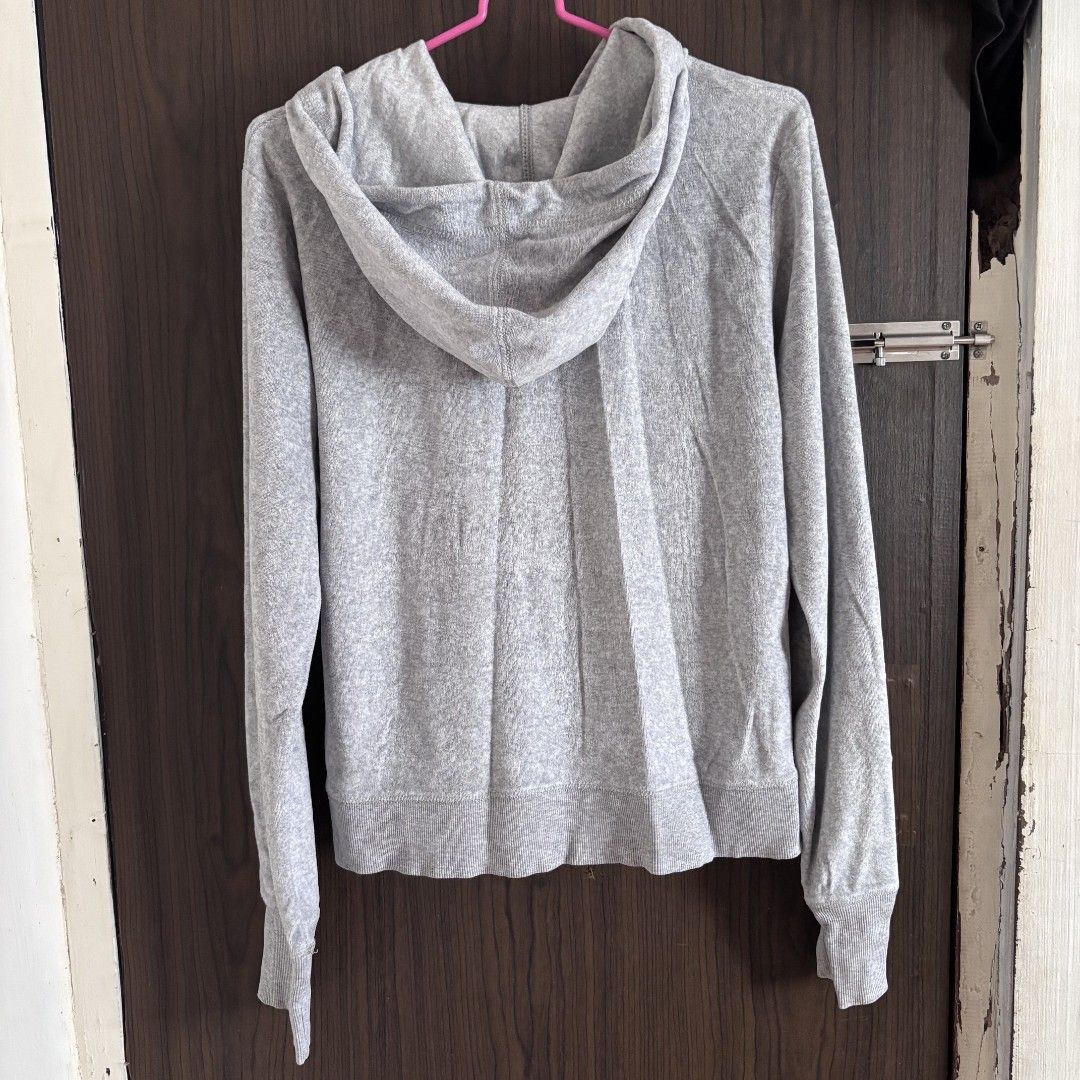 plain light gray zip up hoodie (Category: Coats, Jackets and Outerwear) located in Caloocan City. Submitted by paucomputer (Listing ID 1463355575, Image 2). Description: 17x22.