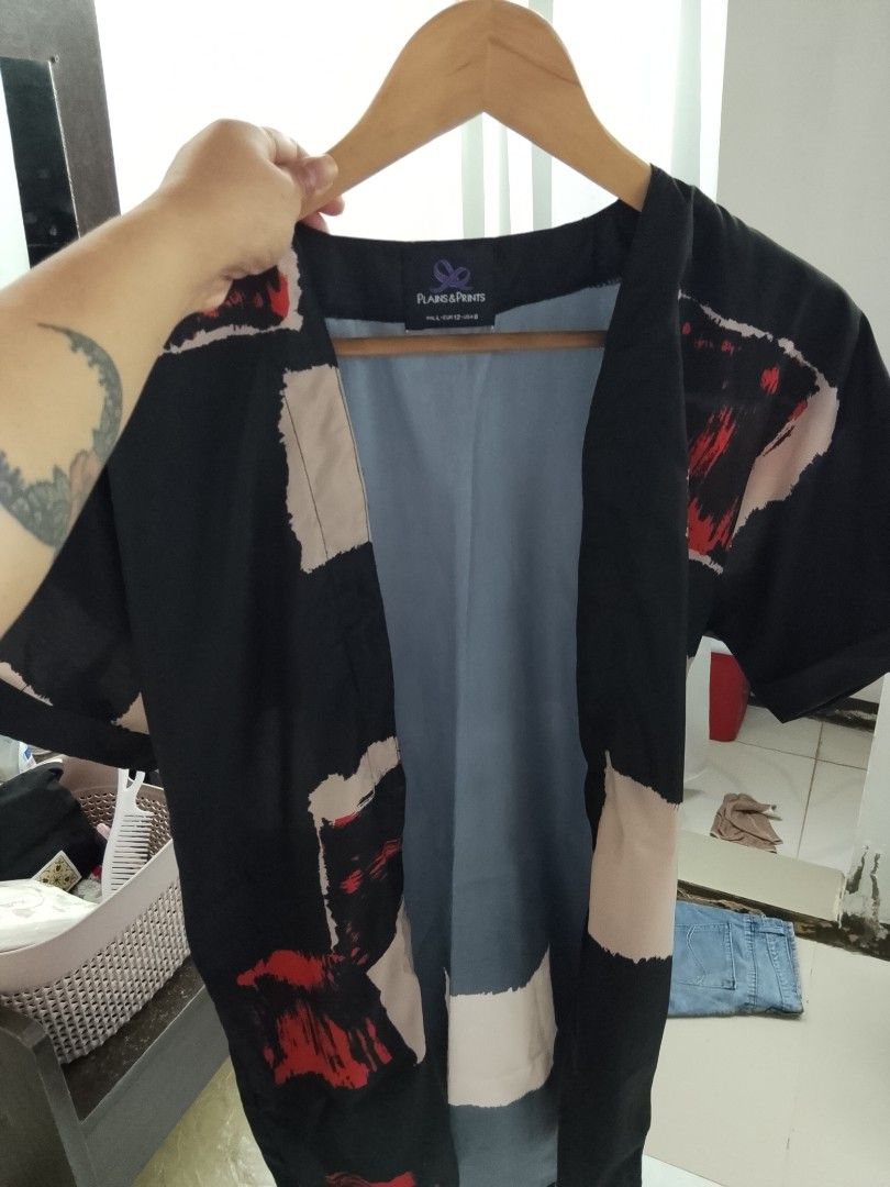 Plains & Prints Black Abstract Print Kimono Jacket (Category: Coats, Jackets and Outerwear) located in Manila. Submitted by valtabaranza22 (Listing ID 1463347172, Image 2). Description: - Black kimono jacket from Plains & Prints - Abstract print with red, white, and beige shapes - Light blue inner lining - Short sleeves - Size: L - Ideal for layering over any outfit.
