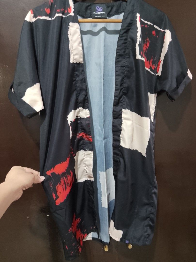 Plains & Prints Black Abstract Print Kimono Jacket (Category: Coats, Jackets and Outerwear) located in Manila. Submitted by valtabaranza22 (Listing ID 1463347172, Image 1). Description: - Black kimono jacket from Plains & Prints - Abstract print with red, white, and beige shapes - Light blue inner lining - Short sleeves - Size: L - Ideal for layering over any outfit.