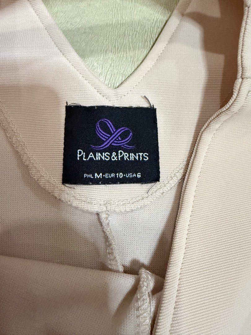 Plains & Prints Plain Vneck Sleeveless Blouse (Category: Blouses) located in Manila. Submitted by abigailyao21949 (Listing ID 1463384389, Image 3). Description: Plains & Prints Plain Vneck Sleeveless Blouse •Size: M •Color: Light Peach •Style: Plain Vneck Sleeveless Blouse •In good condition •Barely used.