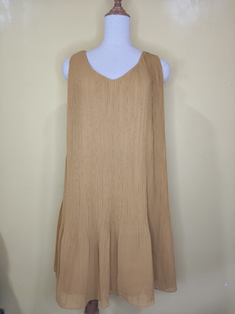 Pleated V-Neck Sleeveless Mini Dress (Category: Dresses) located in Bacoor. Submitted by fernandezjekri (Listing ID 1463479078, Image 1). Description: - Elegant tan pleated midi dress - Flattering V-neckline - Sleeveless design - Mini length - Beautifully flowing fabric - Versatile for casual or semi-formal occasions - Simple yet chic style payment thru Gcash or BDO.