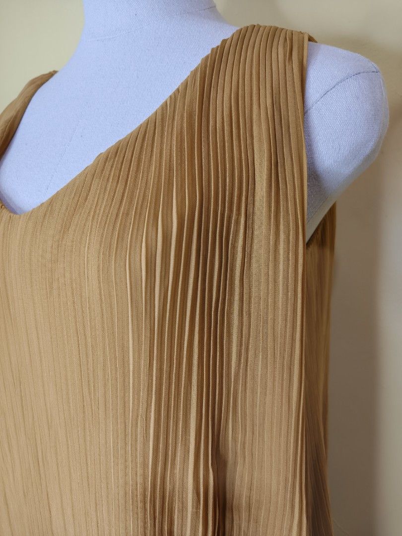 Pleated V-Neck Sleeveless Mini Dress (Category: Dresses) located in Bacoor. Submitted by fernandezjekri (Listing ID 1463479078, Image 2). Description: - Elegant tan pleated midi dress - Flattering V-neckline - Sleeveless design - Mini length - Beautifully flowing fabric - Versatile for casual or semi-formal occasions - Simple yet chic style payment thru Gcash or BDO.