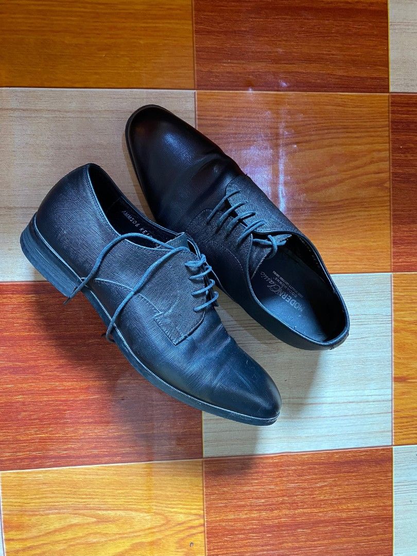 Pointed Leather Shoes (Category: Casual Shoes) located in General Santos City (Dadiangas). Submitted by paellwq (Listing ID 1463400178, Image 1). Description: Soda Homme - Pointed Genuine Pure Leather Shoes Size : 41 / 26CM IN GREAT CONDITION - SIGN OF USAGE ONLY MINIMAL HEELDRAG FLAW : NASIRA YUNG INNER NYA, CHECK THE PHOTOS + SHIPPING FEE.