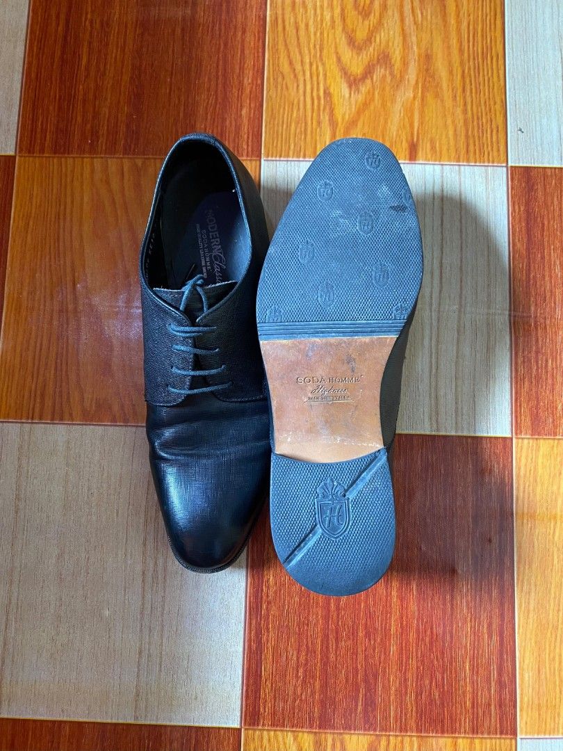 Pointed Leather Shoes (Category: Casual Shoes) located in General Santos City (Dadiangas). Submitted by paellwq (Listing ID 1463400178, Image 2). Description: Soda Homme - Pointed Genuine Pure Leather Shoes Size : 41 / 26CM IN GREAT CONDITION - SIGN OF USAGE ONLY MINIMAL HEELDRAG FLAW : NASIRA YUNG INNER NYA, CHECK THE PHOTOS + SHIPPING FEE.