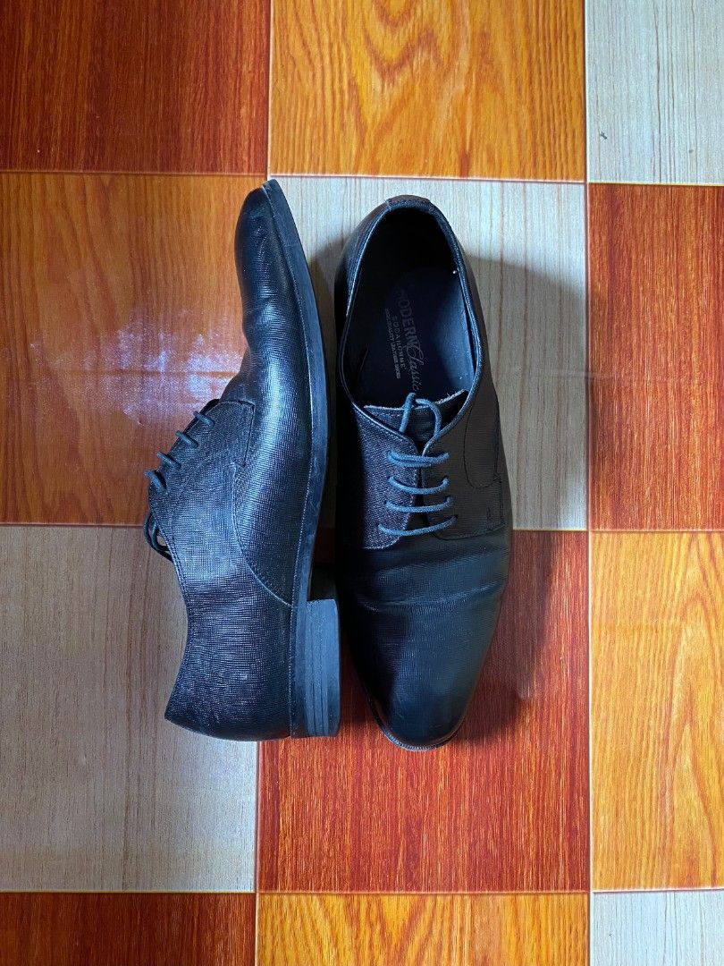 Pointed Leather Shoes (Category: Casual Shoes) located in General Santos City (Dadiangas). Submitted by paellwq (Listing ID 1463400178, Image 3). Description: Soda Homme - Pointed Genuine Pure Leather Shoes Size : 41 / 26CM IN GREAT CONDITION - SIGN OF USAGE ONLY MINIMAL HEELDRAG FLAW : NASIRA YUNG INNER NYA, CHECK THE PHOTOS + SHIPPING FEE.