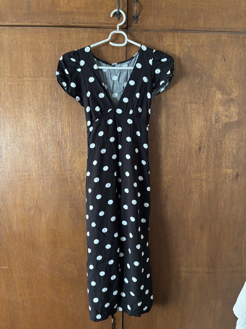 Polka Dot Maxi Dress (Category: Dresses) located in Pasig City. Submitted by ariesarchive (Listing ID 1463554751, Image 1). Description: Polka Dot Maxi Dress 🔖 No tags 🖇️ Php 370 only. Original price is Php 500+ in the black app. 🖇️ Size L but can fit Medium - Large as it has adjustable straps in the back 🖇️ Double Lined - thick material! RFS: Lost a lot of weight. It doesn’t fit me well anymore..