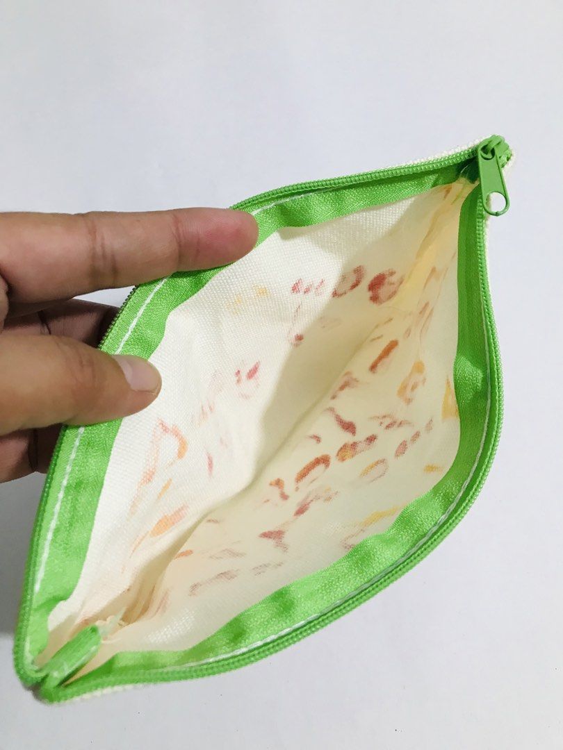 POUCH (Category: Purses & Pouches) located in Gamu. Submitted by 2022bagsbunny (Listing ID 1463380073, Image 3). Description: .