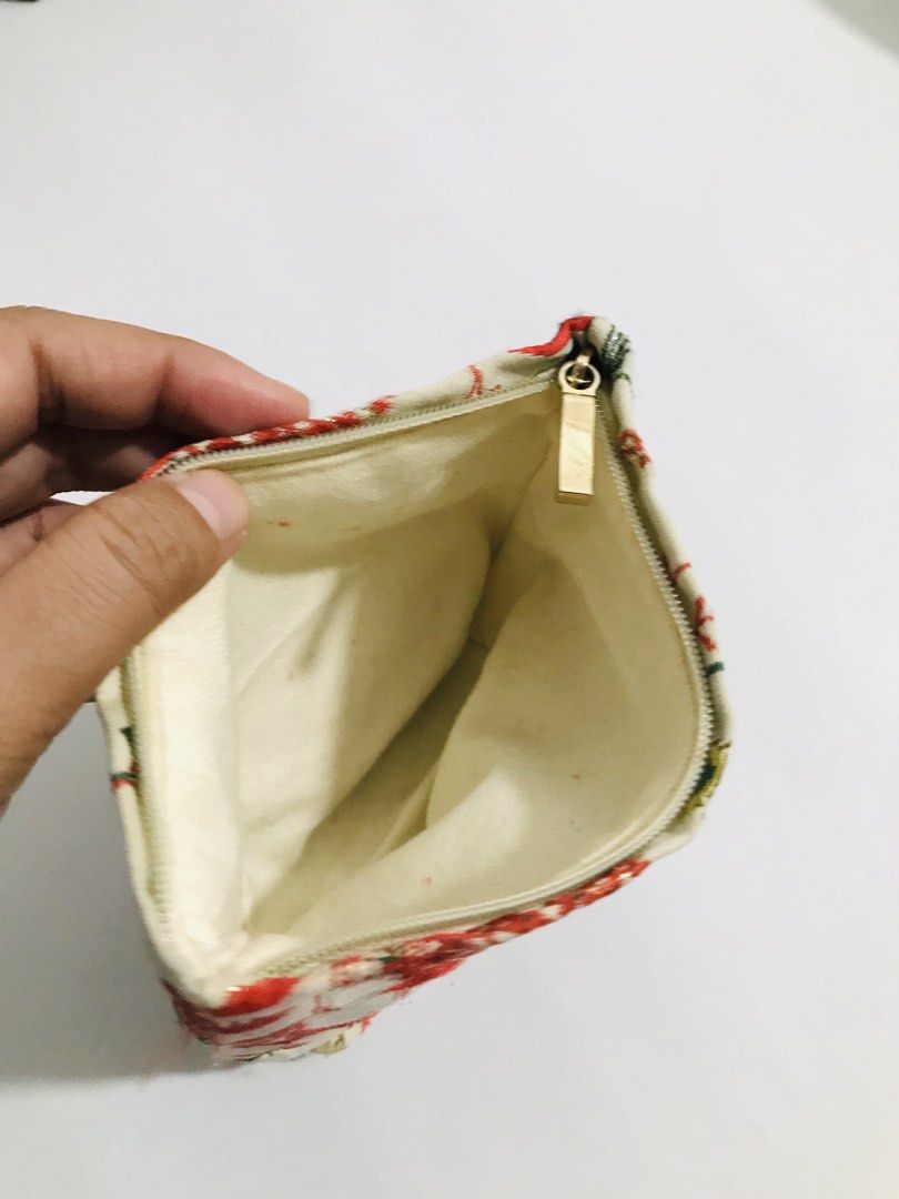 POUCH (Category: Purses & Pouches) located in Gamu. Submitted by 2022bagsbunny (Listing ID 1463380777, Image 3). Description: .