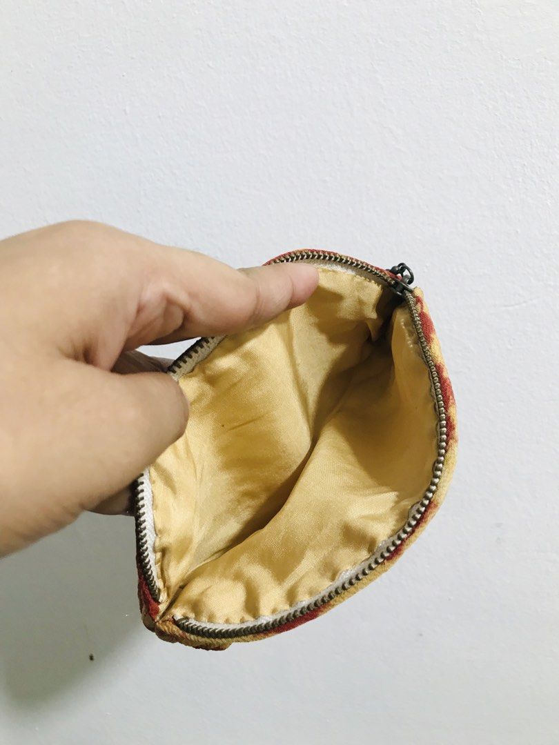 POUCH (Category: Purses & Pouches) located in Gamu. Submitted by 2022bagsbunny (Listing ID 1463386324, Image 3). Description: .