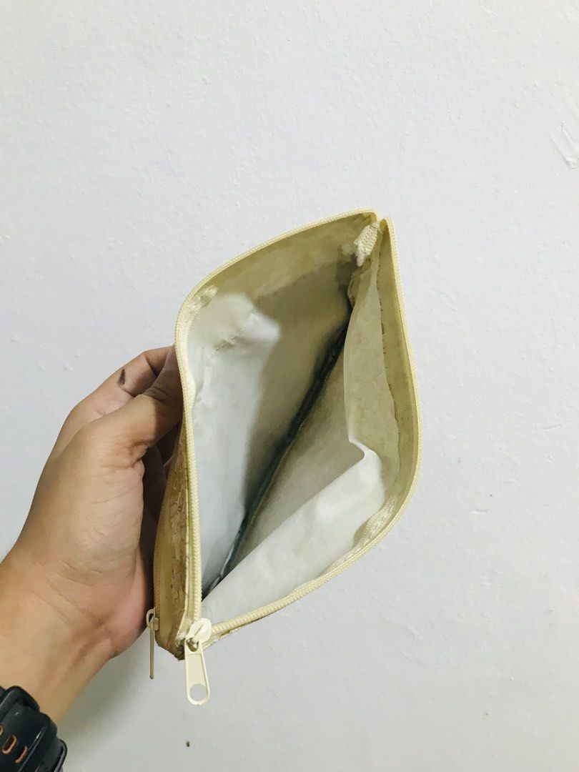 POUCH (Category: Purses & Pouches) located in Gamu. Submitted by 2022bagsbunny (Listing ID 1463388088, Image 3). Description: .