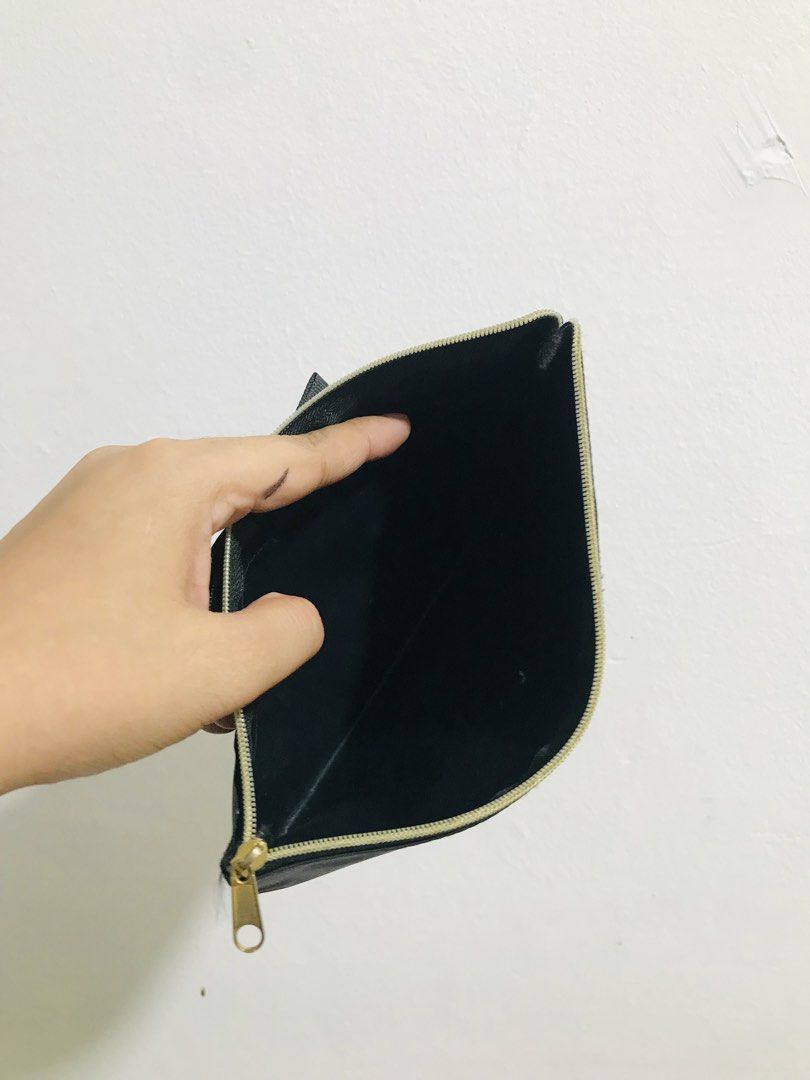 POUCH (Category: Purses & Pouches) located in Gamu. Submitted by 2022bagsbunny (Listing ID 1463388204, Image 3). Description: .