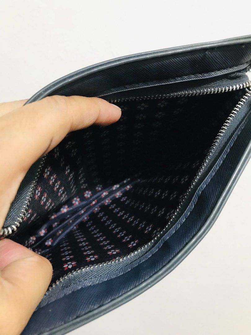 POUCH (Category: Purses & Pouches) located in Gamu. Submitted by 2022bagsbunny (Listing ID 1463391677, Image 3). Description: .